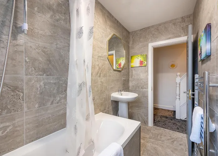 Homestay Raa12s For Your Relaxed And Cosy With Free Parking Leeds (West Yorkshire)